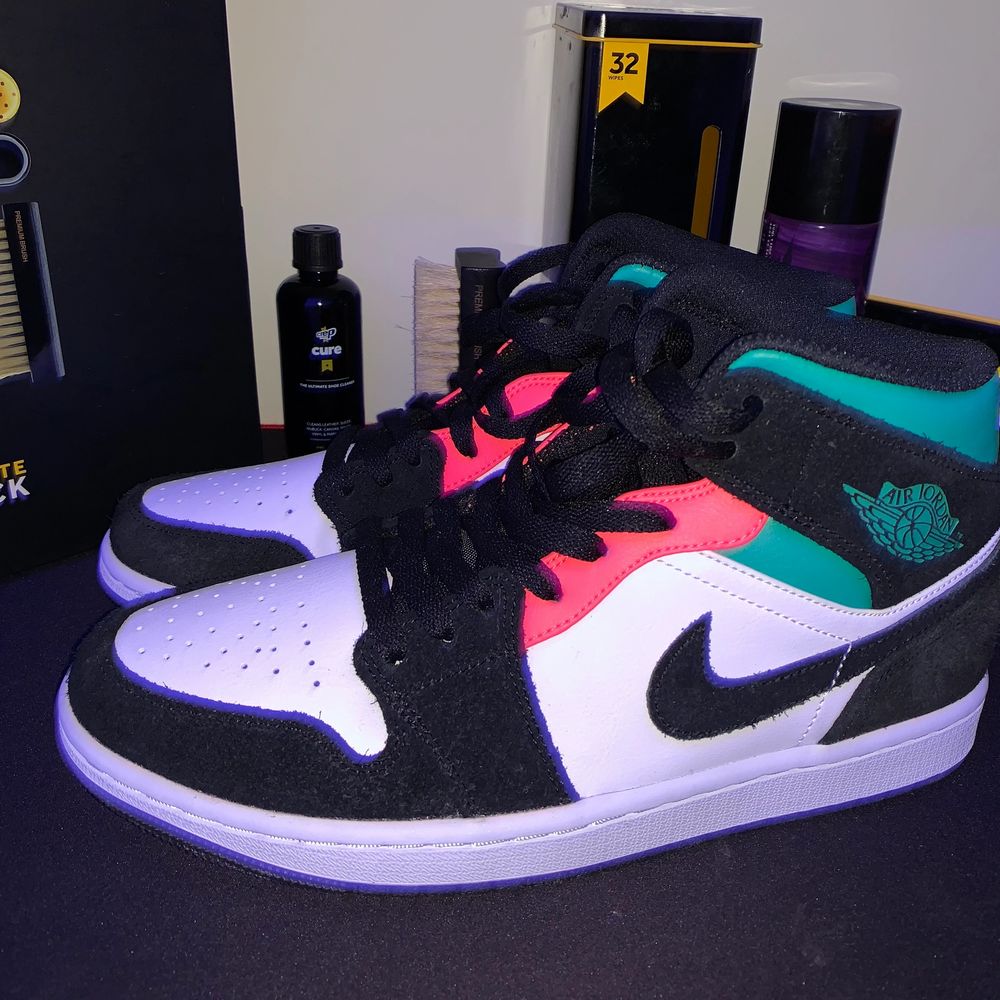 Några jätte bra och snygga Jordan 1s super bra som första Jordan eller som en ny för samlingen! Storlek 41 helt ds (har testat de) men märks inte lådan är i okej skick dm:a @stealz.Sthlm på Instagram för fler bilder! Betala med swish pris går att ändra!. Skor.