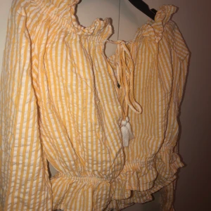 Offshoulder topp - Säljer denna jättefina toppen från Gina trico som är perfekt till sommaren. Använd en gång. Sitter superbra och framhäver verkligen när man blir brun. Köparen står för frakten:)