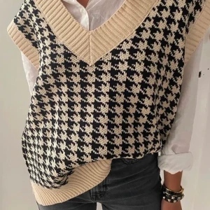 stickad väst - Just nu säljer jag min super snygga väst ifrån Shein som jag dessvärre i te har så stor användning av längre. Köparen står för frakt och för vidare information får du gärna kontakta mig privat!❤️