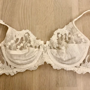 Spets bh  - Spets bh i fint skick, superfin men får ingen användning av den. Använd ett fåtal gånger. Står tyvärr ingen lapp i så vet inte exakt vilken storlek den är, men jag har D-kupa och den passar mig perfekt, brukar han st. 75D ungefär. Om det är många som är intresserade så blir det budgivning! :) 