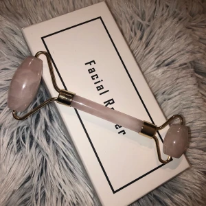 Facial roller - Säljer min facial roller som jag köpt på hm. Fick en ny i julklapp i den färgen jag ville ha men hade då redan öppnat denna förpackning så den går inte att lämna tillbaka. Nypris 179kr, använd 2 gånger