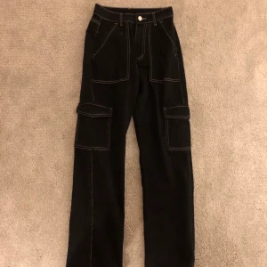 Snickarbyxor - Asballa jeans med vita konturer! Tyvärr för långa för mig, endast prövade och köpte dem nyss för 250kr. 💓