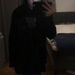 As snygg jeans jacka - Detta är en as snygg jeans jacka från zara. Den är jätte bra kvalete som är sparsamt använd.❤️