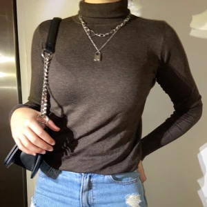 90’s/2000’s polotröja  - sååå söt polotröja i mörkbrun. materialet är super skönt och mjukt. den är i strl S men går även som M. Mötesplats samt pris kan diskuteras💕