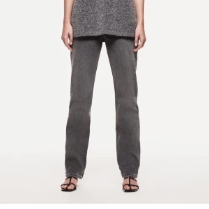 Lågmidjade raka jeans - Jag säljer dessa svin snygga lågmidjade gråa jeans från zara. Väldigt populära & syns inte längre till på hemsidan. Perfekt pass form & längd. Går ända ner till marken på mig som är 173. Fick hem dem idag alltså helt oanvända med prislapp kvar, säljer då jag beställde hem två par. Passar mig som vanligtvis har 36 & då sitter de snyggt baggy