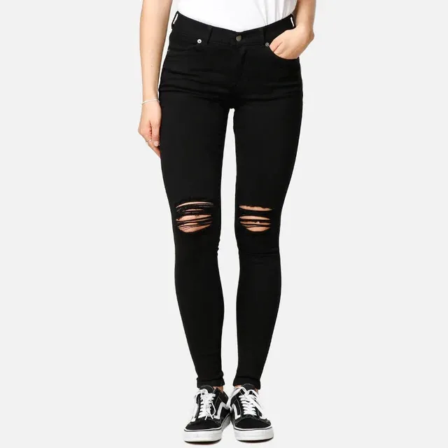 Säljer svarta jeans med hål i knäna, köpta från plick men från märket Dr.Denim. Säljer för att har skadat knät sen innan och har nu ett stort ärr som jag inte vill visa, alltså aldrig använt utan bara testat☺️ Skriv privat för fler bilder. Köparen står för frakt💞. Jeans & Byxor.