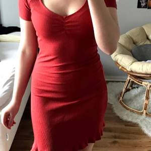 Ribbad röd klänning, väldigt bra skick använd 1 gång🌸