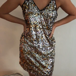 Klänning  - Helt ny lappen kvar. Passar 36-38. 