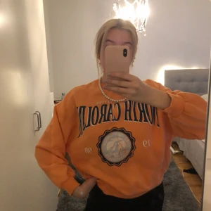 Sweatshirt 😇 - Säljer min sweatshirt från bershka! Nästan aldrig använd🧡 skriv om du har någon fundering!