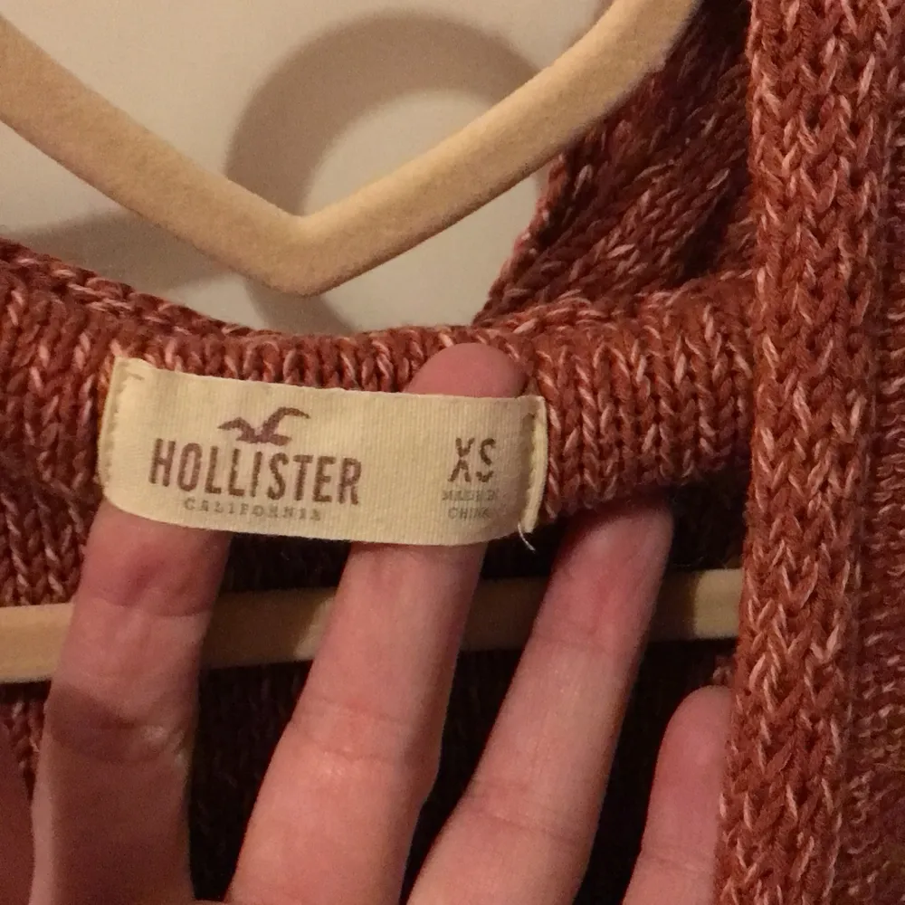 Stickad hoodie från Hollister. Använd fåtal gånger. 100% bomull . Stickat.
