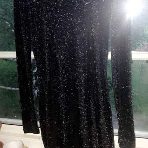 En fin glittrig och jätteskön klänning från Monki 