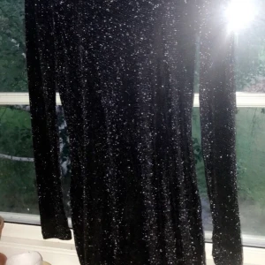 Glittrig Klänning  - En fin glittrig och jätteskön klänning från Monki 