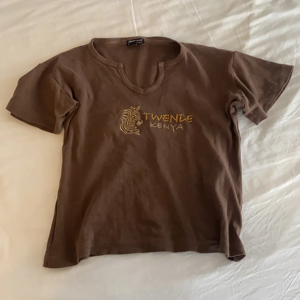 Jag säljer denna super snygga T-shirten. Den är brun och har en liten zebra med text på framsidan. Säljer denna pågrund av att jag inte använder den längre. Vid intresse kan du skriva i kommentarerna eller kontakta privat🥰. T-shirts.