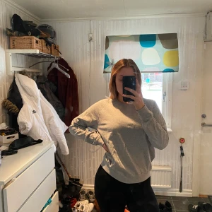 Tunn sweatshirt - Tunn sweatshirt från Lager 157. Båda i storlek M. Båda för 100kr eller en för 60kr. Jag är 176 cm lång. Köparen står för frakten. Säljer då jag har två liknande.