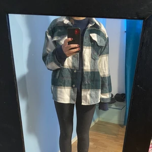 Grön rutig jacka - Supersnygg grön rutig jacka, köpt utomlands och är i superfint skick. Finns ingen storlek men passar mig som har storlek S. Frakt tillkommer ❣️