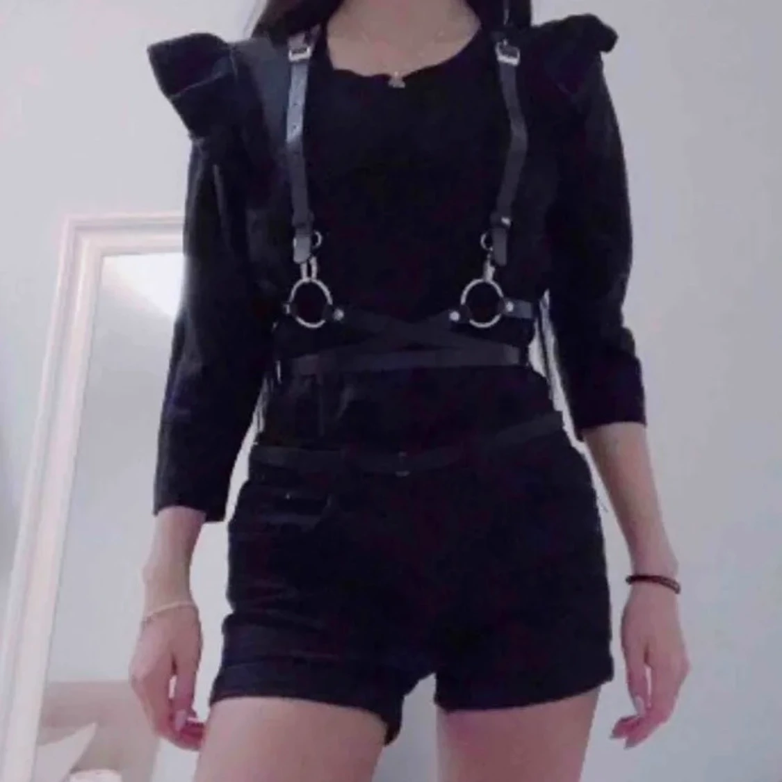 đ€ svart ruffle shoulder sweater đ€