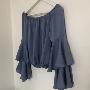 Blus!!! - Säljer denna blåa blus som är en offshoulder modell men även går ha över axlarna om man hellre vill de! Storlek XS, från Bikbok. 60kr + frakt  