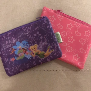 Necessärer -  Två små supersöta necessärer!💜💖 rosa: 14x11cm (ca) lila: 14x10cm (ca).                                                             15kr st