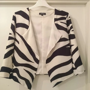  - Tunt fodrad jacka i storlek 36. Sparsamt använd, som ny!