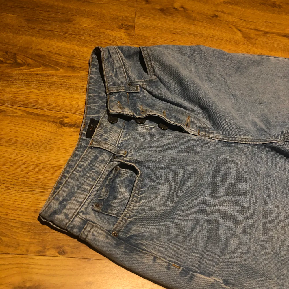 Straight leg jeans från Nelly. Köptes för 500kr i våras men har knappt fått någon användning för dem. Finns inte kvar på hemsidan längre. 150 ink frakt. Jeans & Byxor.