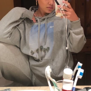 Hoodie NAKD - En grå hoodie med tryck från NA-KD