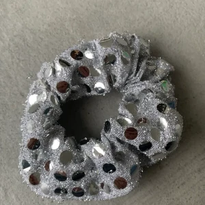 Scrunchie, discoboll - Säljer scrunchies i detta fina tyg. Finns massa exemplar! Väldigt glittrig och festlig🕺Kontakta mig med vilken/vilka du vill ha och hur många.❤️ 15 kr per styck och 3 för 40. Gjorda av återvunnet material