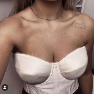 Korsett benvit 75D - Benvit korsett strl 34D/75D. Passar s/m. Tre olika ”hölje” så man själv kan bestämma hur tajt den ska sitta. Inköpt för ca 1500kr, aldrig använd