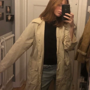 Trench kappa - Praktisk beige trenchcoat liknande kappa. Passar till allt storlek S. kan mötas på söder eller så står köparen för frakt💕