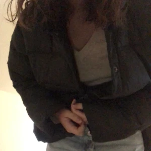 Bitte Kai Rand jacka  - En superfin mörkbrun puffer jacka ifrån Bitte Kai Rand i superskick! Den e lite längre bakom än framme. Nypris ca 3800 kr. Står strl L men passar mig som e ca 163 cm, skriv för fler bilder/info!! Pris kan diskuteras! 