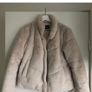 Vitbiege mysig jacka från Zara - Köpt förra året men sparsamt använd. Varm och skön, kliar eller sticks inte! Storlek M men om man vill ha hoodie under så passar den bäst en S ✨🤍🤍