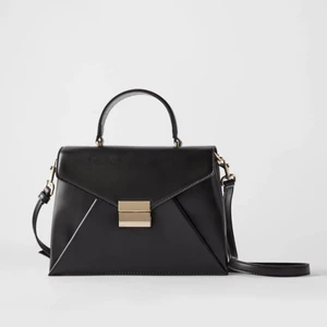 Kuvertformad cityväska  - Säljer min handväska från Zara då den inte kommer till användning längre. Använd men är i fint skick! Väskan har 3 fack på insidan. (Frakt inkluderat i priset) 