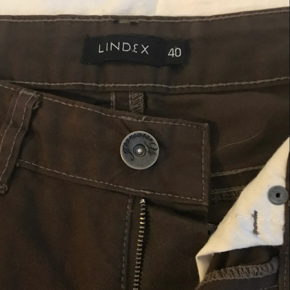 bruna jeans, köpta secondhand, relativt mycket användna, men fortfarande i gott skick. . Jeans & Byxor.