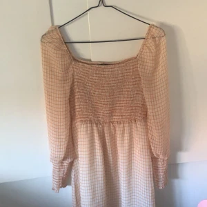 Peach Klänning - Söt klänning i rosa/aprikos färg. Köpt på Zalando, aldrig andvänt. Säljer p.ga. ganska liten på mig som är S. Är ganska seetrough så svart syns en aning under. 💞 Nypris ca 300kr