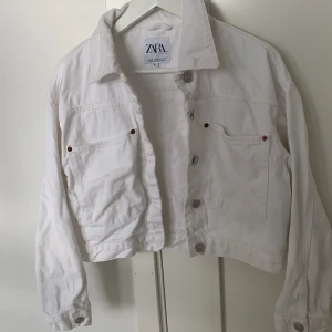 Vit jeans jacka - Säljer min jättefina jeans jacka från zara som jag har använt två gånger. Jackan är i strolek xs men passar även S! 💓