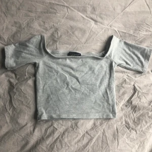 Off-shoulder croptop - Grå off-shoulder croptop från topshop! Strl 36 men passar bättre 34/XS✨ Ordinarie pris 190kr