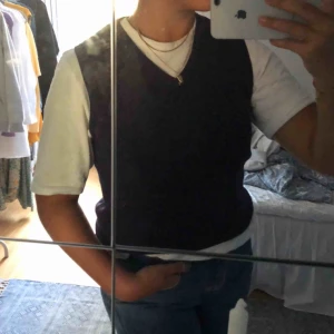  - säljer min vintage stickade väst pga för liten. Den är inte svart utan marinblå (se bild 3 för rättvis bild). Sparsamt använd💞