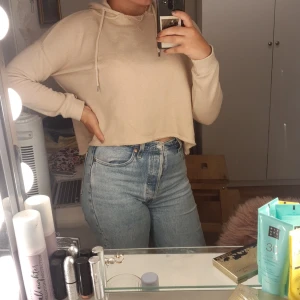 Beige huvtröja  - Detta är en kroppad hoodie, skön för svala dagar under sensommaren 