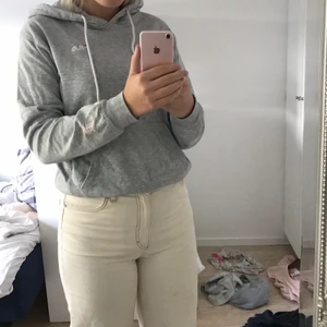 fila hoodie - säljer denna hoodie ifrån fila med extra stor luva. Storlek xs men passar M. Pris 100kr+frakt