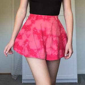 Rosa kjol med batikmönster. Står storlek 32 men passar även mig som är 36. Midjemåttet är ca 60 cm och längden är ca 34 cm. 40 kr + frakt.