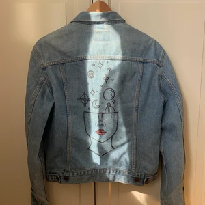Levis jeans jacka med handmålat tryck - I bra skick, köparen står för frakt. Priset kan diskuteras i privat meddelande 👍🏻💕😊