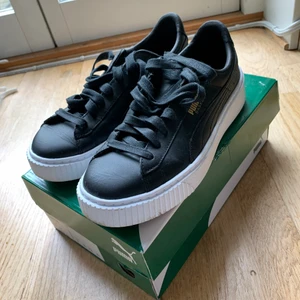 Puma basket skor - Puma basket skor i storlek 38. Använda endast 2 gånger. Är tyvärr lite för stora för mig. Originalkartong ingår. Köpta för 1099kr. Frakt ingår i priset. Pris kan diskuteras vid snabb affär. 