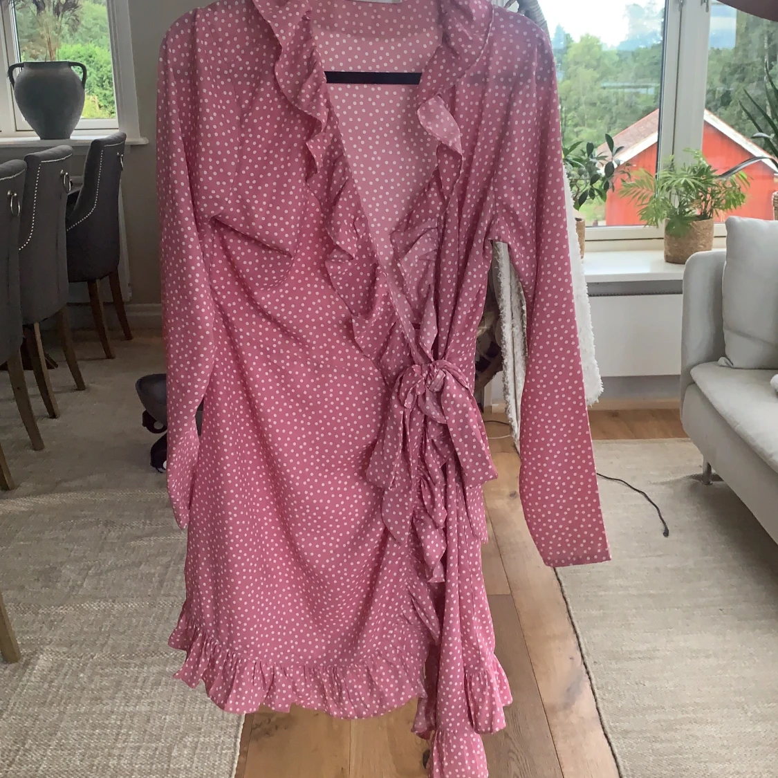 Rosa prickig klänning