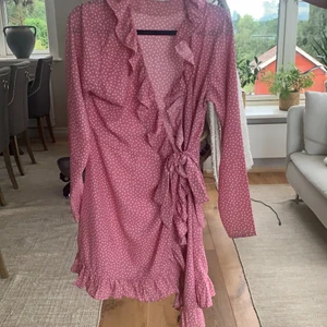 Rosa prickig klänning - Säljer min absoluta favorit klänning från nakd , rosa volangklänning med vita prickar ord pris 500, storlek xxs men passar även upp till typ M/L