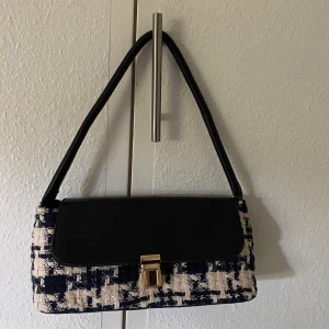 Väska - Säljer denna väska då jag har för många väskor och får ingen användning för denna, köpare står för frakt