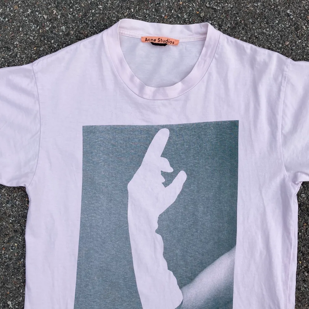 Acne Studios T-shirt i top skick har använts några gånger men har inga flaws, Passar S. Retail låg på 1000kr ✌️. T-shirts.