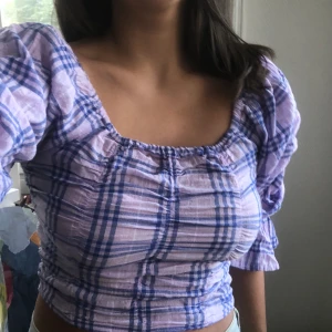 Lila Rutig zara top - Jättefin helt oanvänd rutig zara top, köpt i somras. Aldrig haft tillfället att använda och säljer därför. Slutsåld. Köpt för 299kr. Storlek S, men stretchig. 