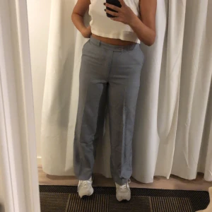 Gråa kostymbyxor  - Super snygga kostymbyxor som tyvärr inte kommer till användning.. köpt på second hand och har enbart använts 1 gång! Skriv för fler bilder💖    Köparen står för frakt!