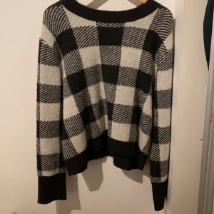 Svart rutig sticka tröja - En svart rutig varm, skön stickad tröja från h&m. I bra skick då jag använt den ett par fåtal gånger. I storlek M, lite oversized. Köpte den i nypris för 300kr