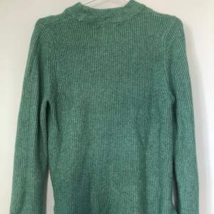 Grön stickad tröja köpt från zara kids förra hösten. Använder inte längre storlek s/m. Med slits p ärmarna och sidorna. Frakt 30/möts upp