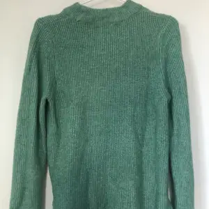 Grön stickad tröja köpt från zara kids förra hösten. Använder inte längre storlek s/m. Med slits p ärmarna och sidorna. Frakt 30/möts upp